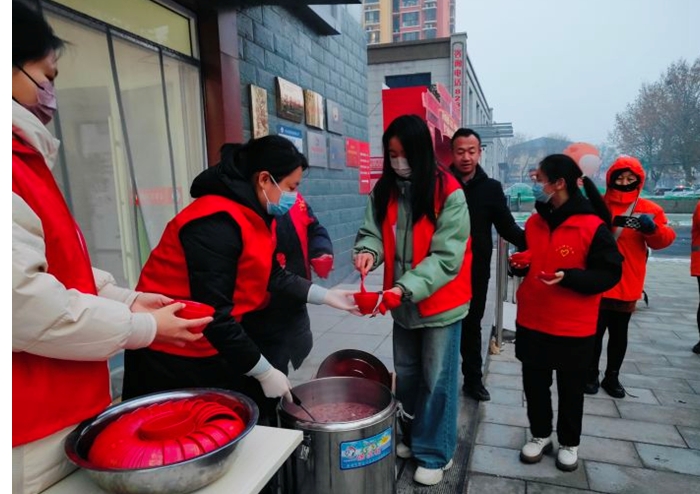 河北省平山县中山社区暖心开展腊八节送粥活动