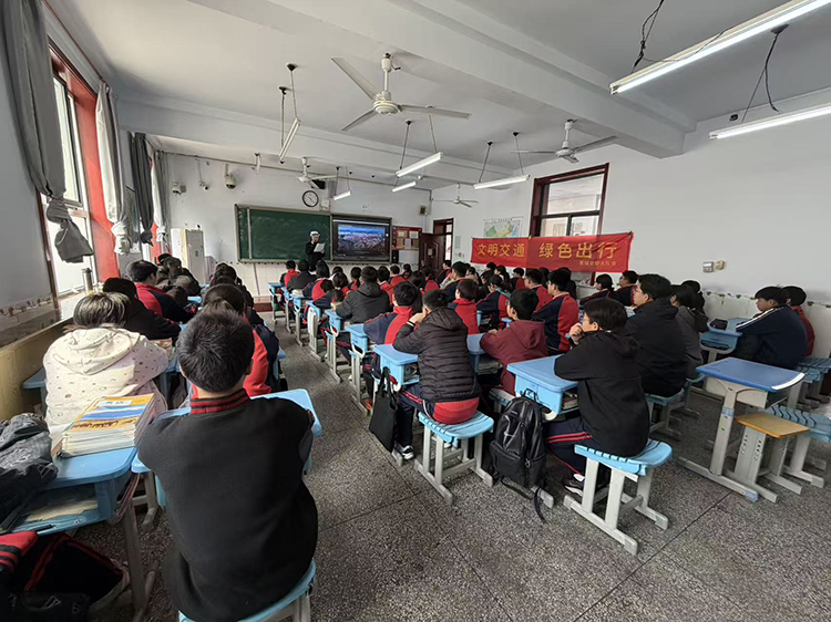 清明假前 藁城交警进校园开展道路交通安全宣传活动