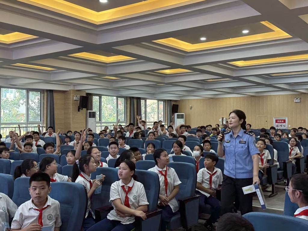 一堂入心入脑的禁毒“侦探课”